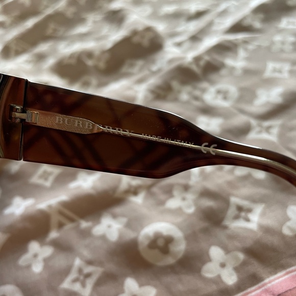 ❤️SOLD❤️ Burberry sunglasses - Picture 14 of 15